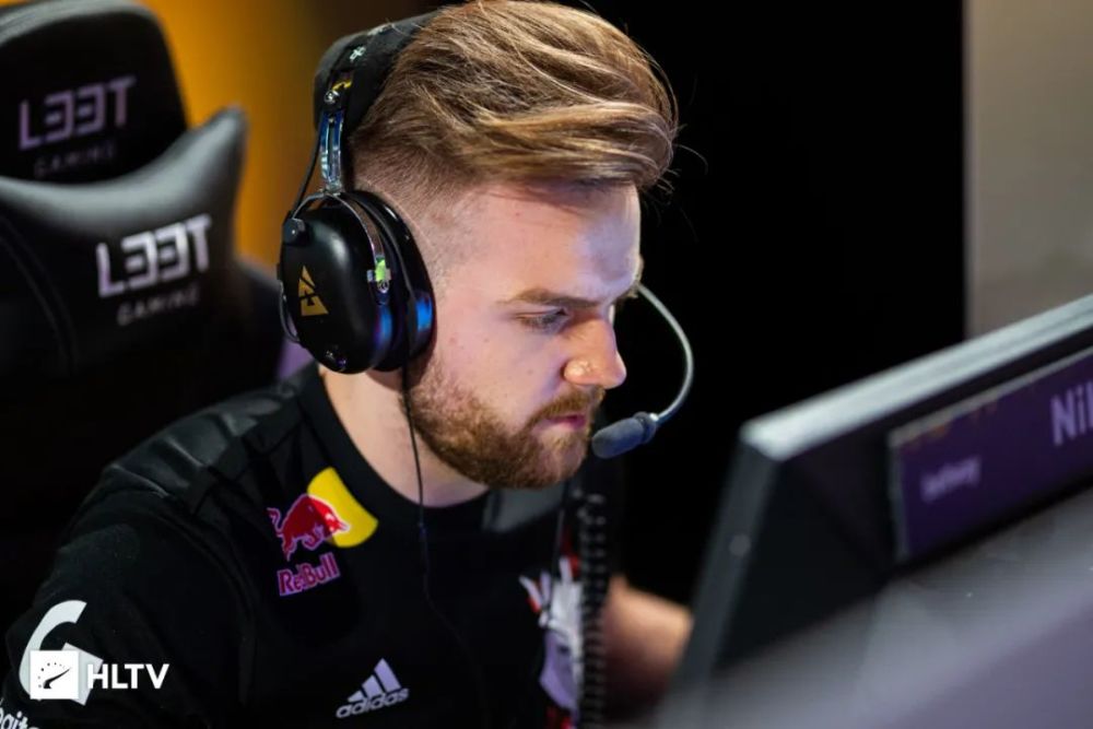 EDG赛后群访 教练：今天打了两把不一样的阵容 但是没发挥好