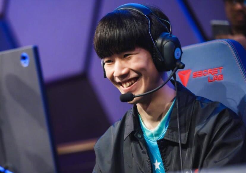 LOL 官方推特发布了一张 knight 拿着奖杯的照片：他回来捍卫荣誉！